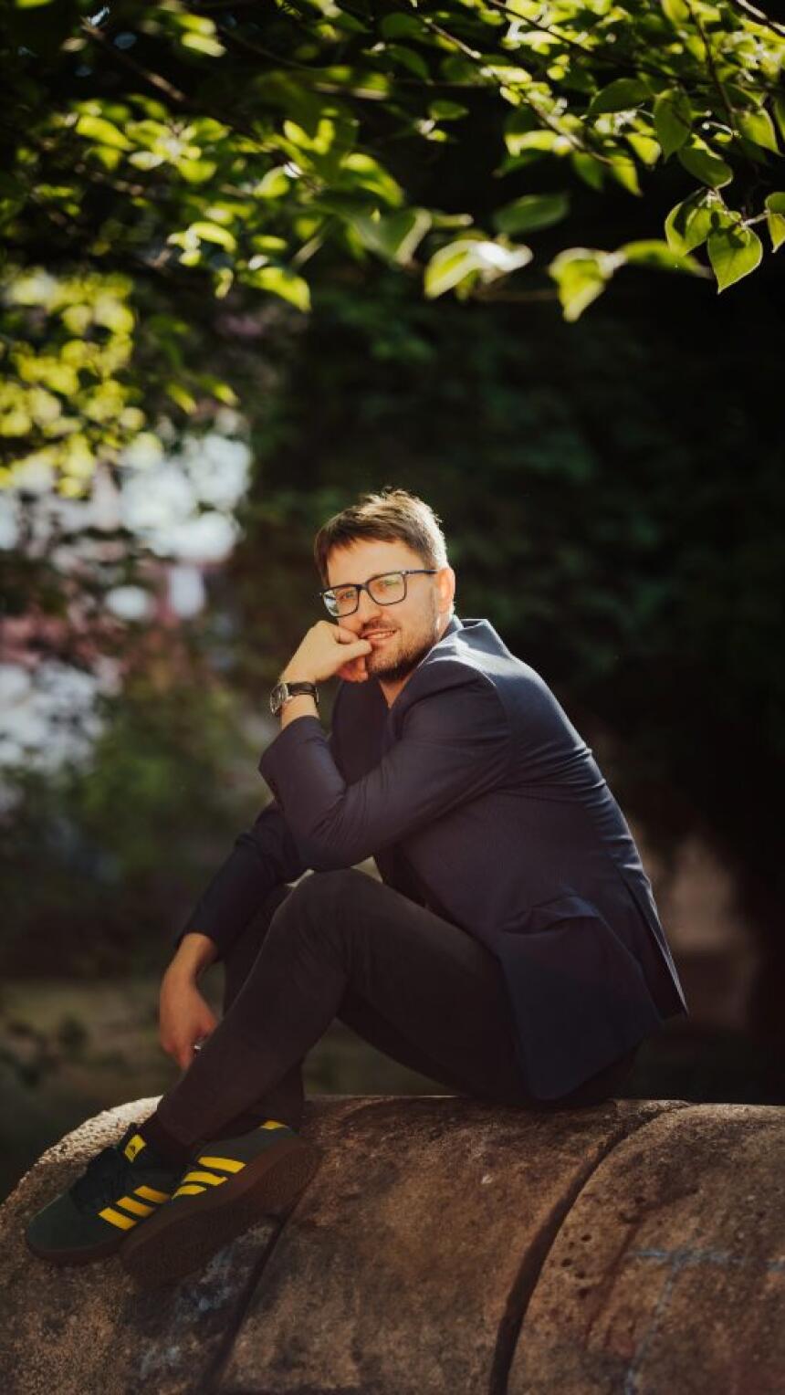 Autor knjige koja se ovog ljeta ne ispušta iz ruku sada otkriva šta stoji iza nje.