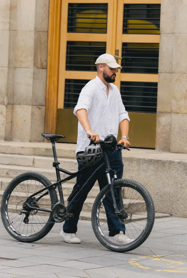 7 muških street style outfita iz Sarajeva koji prkose vrućini i izgledaju ozbiljno dobro