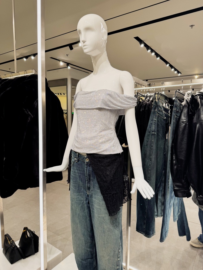 Zadržali smo se u Zari zbog jednog šljokičastog topa koji nosimo i uz traperice