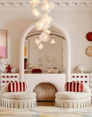 Pogledajte kako dom u Dohi koji kroz crvene akcente i organske forme razbija minimalizam