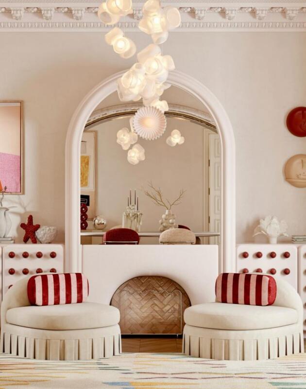 Pogledajte kako dom u Dohi koji kroz crvene akcente i organske forme razbija minimalizam