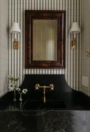 Ogledala za mala kupatila koja vizualno udvostručuju prostor, pritom i izgledaju chic