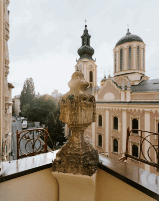 Stan u starom gradu Sarajeva gdje se historija čita kroz savremeni dizajn