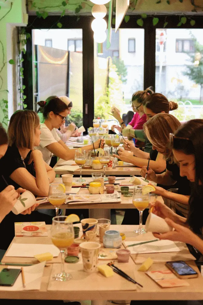 Popili kafu, oslikali šolju: Ovako izgleda novo kreativno iskustvo u Sarajevu