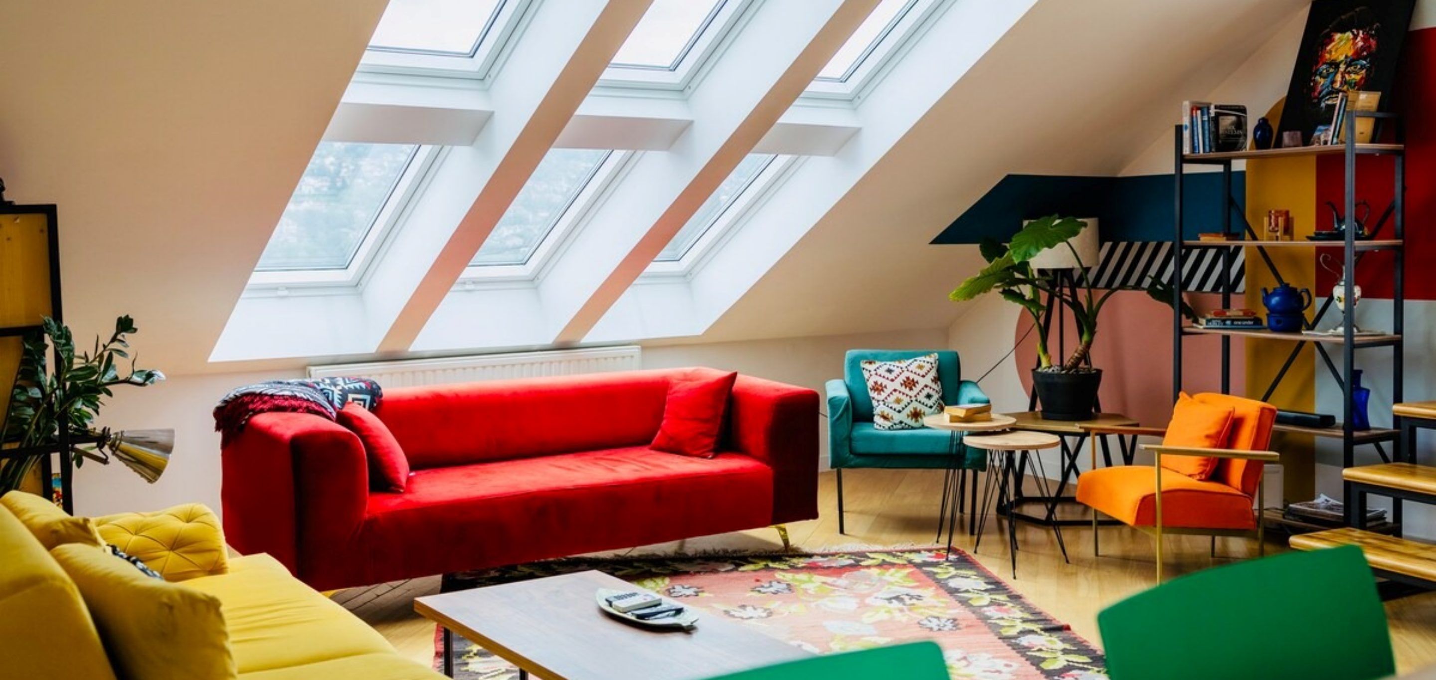 U eklektičnom potkrovlju u centru Sarajeva otkrit ćete sudar boja koji izgleda promišljeno