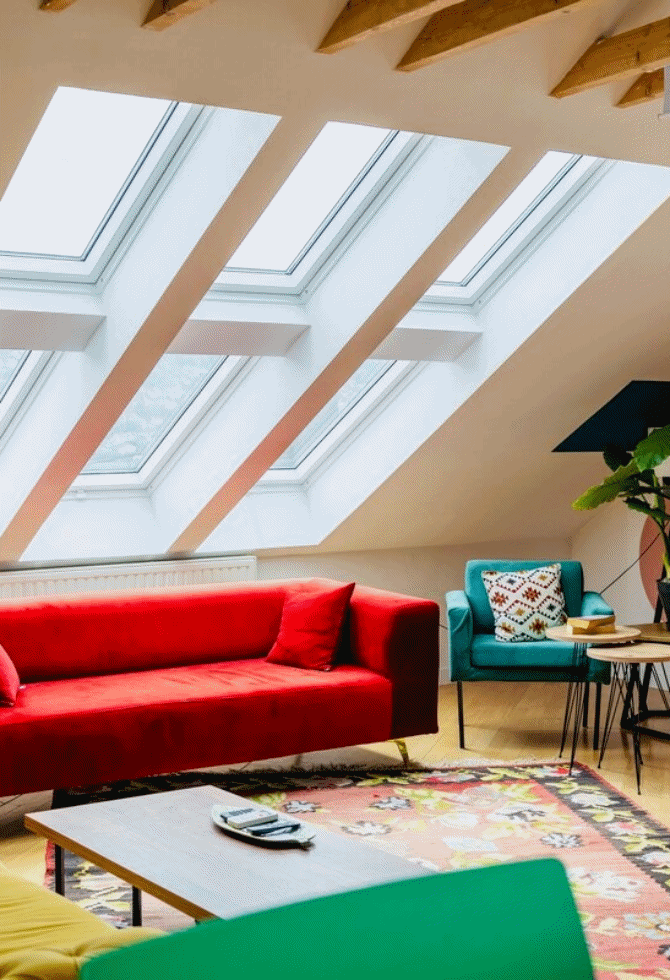 U eklektičnom potkrovlju u centru Sarajeva otkrit ćete sudar boja koji izgleda promišljeno