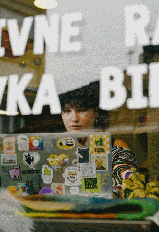 Bonjour.Stories: Emocionalna realnost hiperkonektovane i hiper-svjesne Generacije Z