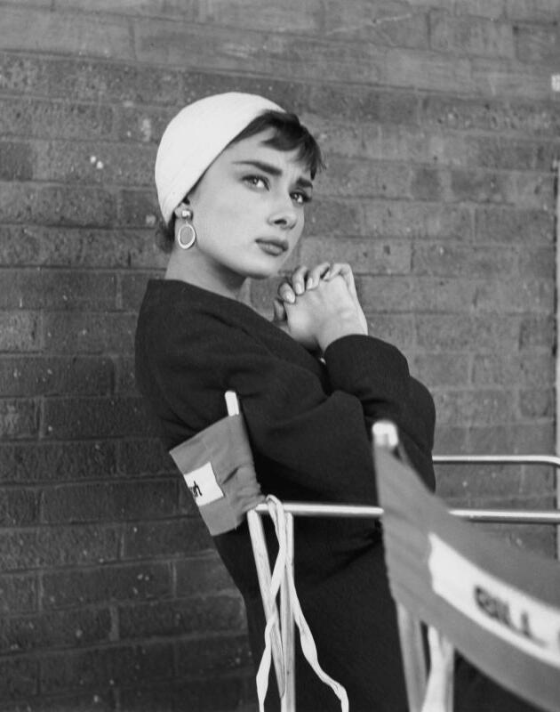 Collins postaje Audrey Hepburn: Film o “Breakfast at Tiffany’s” stiže nakon 10 godina razvoja