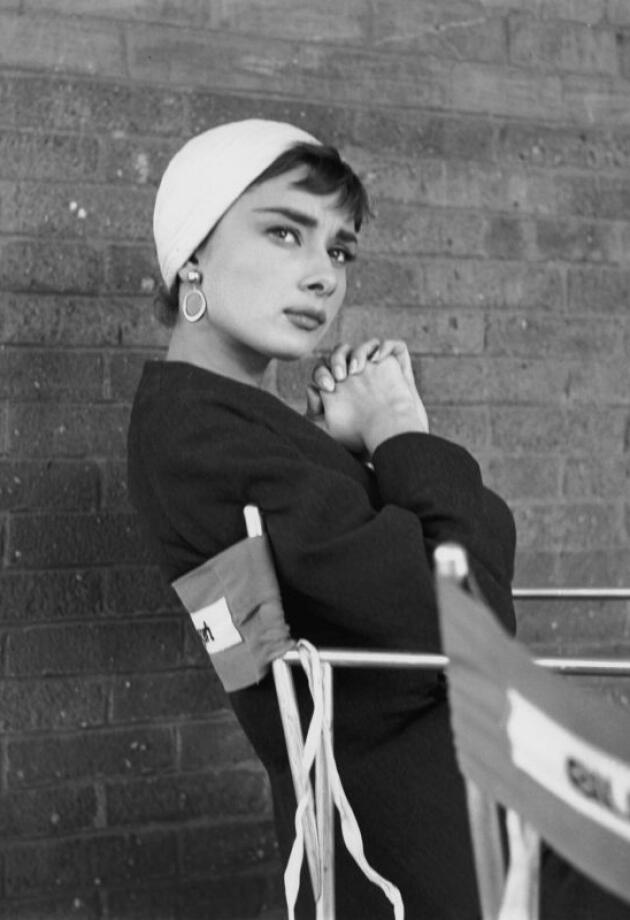 Collins postaje Audrey Hepburn: Film o “Breakfast at Tiffany’s” stiže nakon 10 godina razvoja