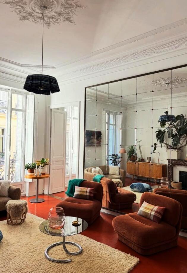 Napravite zid od ogledala sa trikom koji vam neće probiti budžet, a izgleda luksuzno