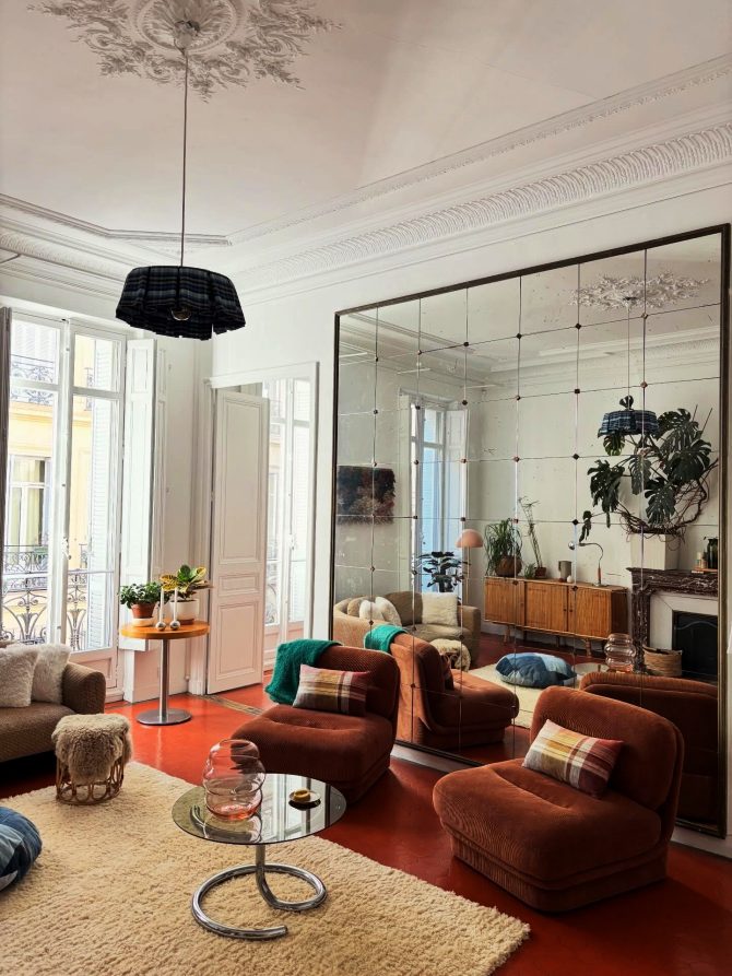 Napravite zid od ogledala sa trikom koji vam neće probiti budžet, a izgleda luksuzno