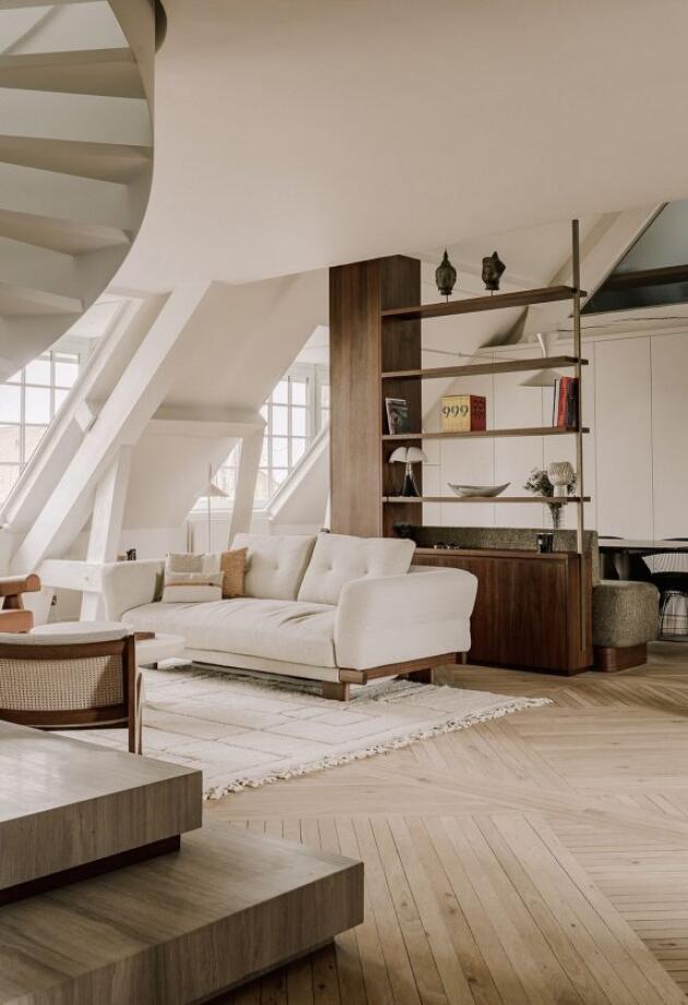 Polica za knjige iz JYSK-a s kliznim vratima kao mali korak ka ozbiljnoj kućnoj biblioteci