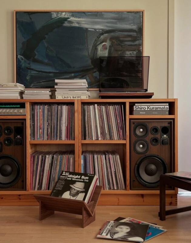 Analogna komoda za dnevni boravak je komad zbog kojeg ćemo opet slušati albume