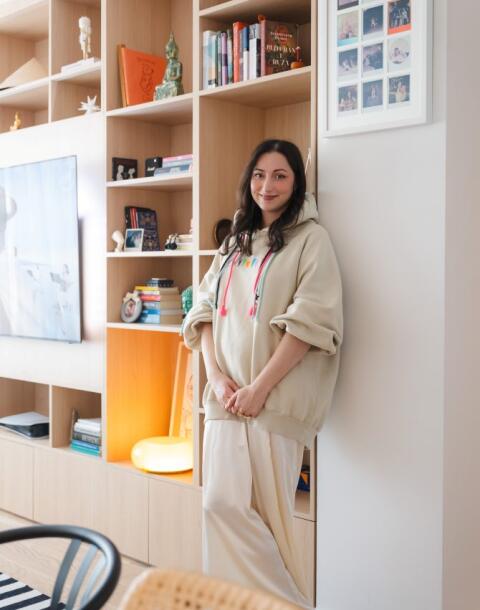 Bonjour.zaviruje u stan Andree Aković koji otkriva mali svijet boja i vrlo poseban stol