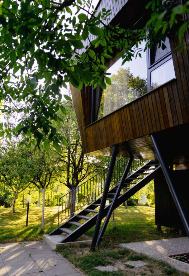 Naišli smo na drvenu kuću u Bihaću podignutu na stubove poput savremene sojenice