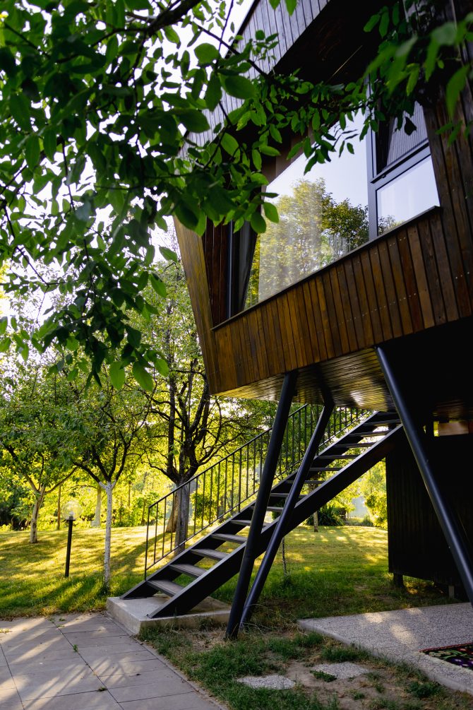 Naišli smo na drvenu kuću u Bihaću podignutu na stubove poput savremene sojenice