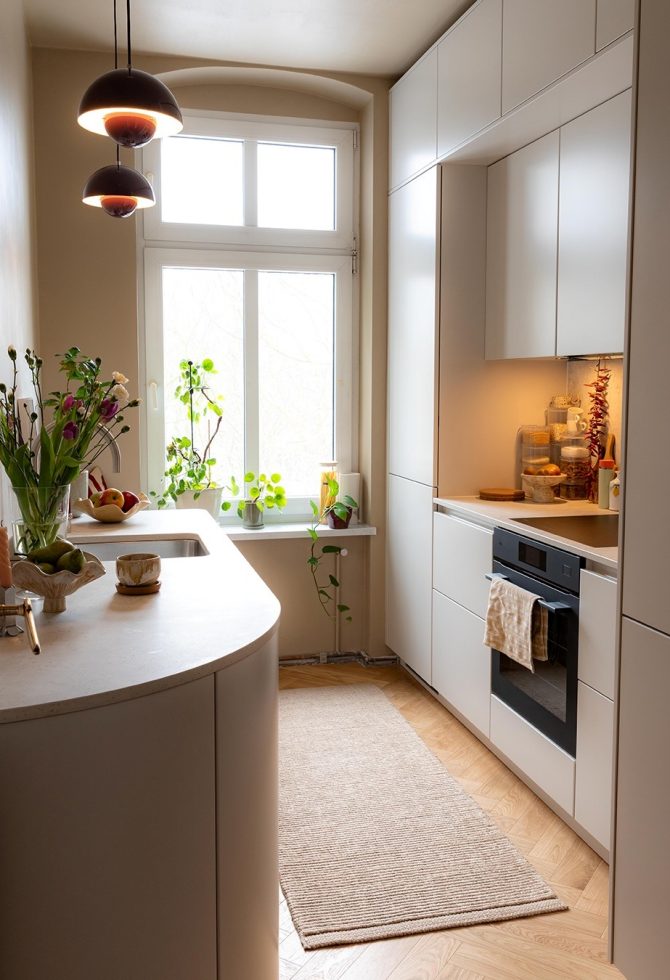 Kako je vlasnica u stanu od 75m2 transformisala malu kuhinju bez viška prostora?