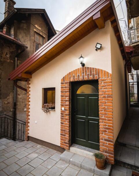 Skriveni stan u austrougarskoj kućici u Sarajevu krije moderan dvoetažni interijer