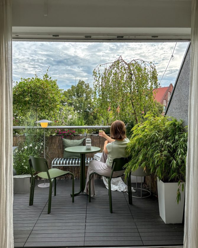 Set stola i stolica za balkon iz JYSK-a koji unosi sunce čak i kad ga nema
