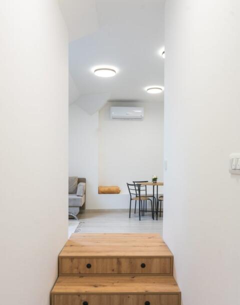 Marijin Dvor krije mali stan pod krovom pretvoren u svijetao, smiren interijer