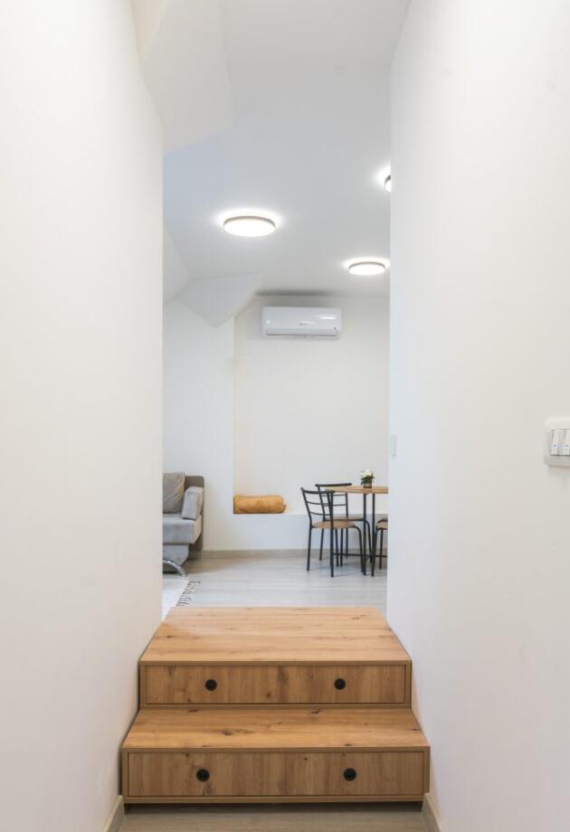 Marijin Dvor krije mali stan pod krovom pretvoren u svijetao, smiren interijer