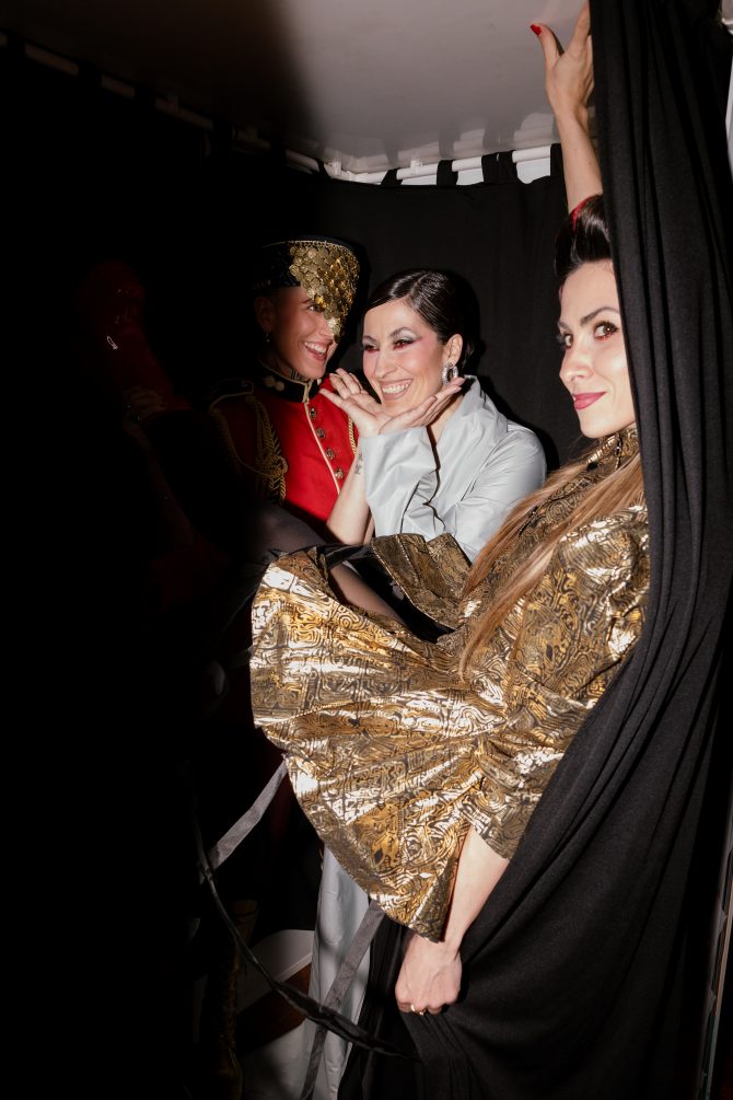 Prelistajte galeriju outfita gostiju: Bonjour x Via Media Gala donosi temu koja nema pravila