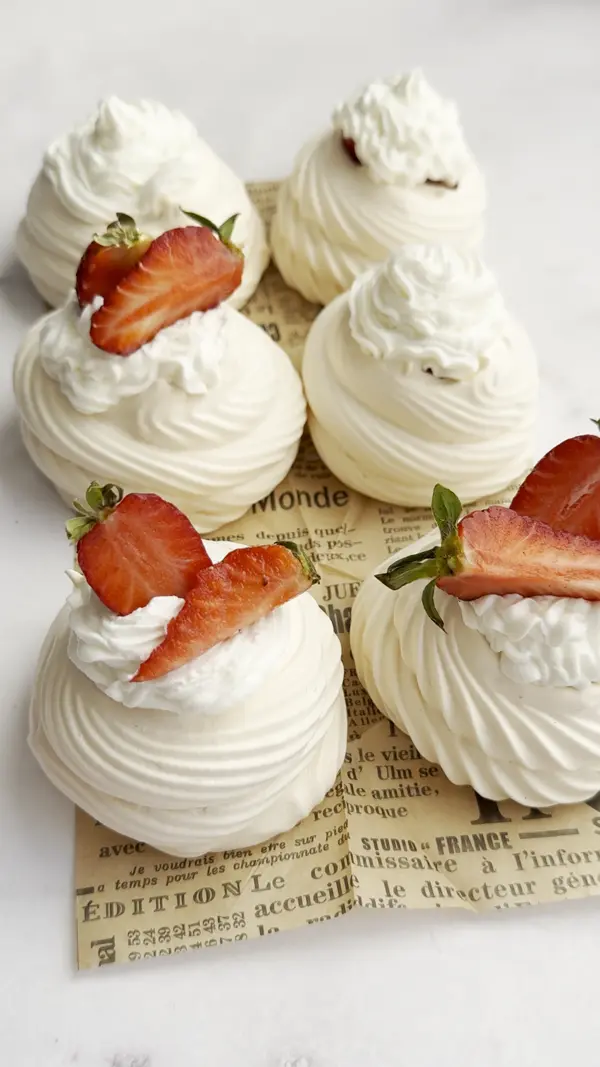 Mini pavlova sa jagodama: Trik zbog kojeg uspije svaki put