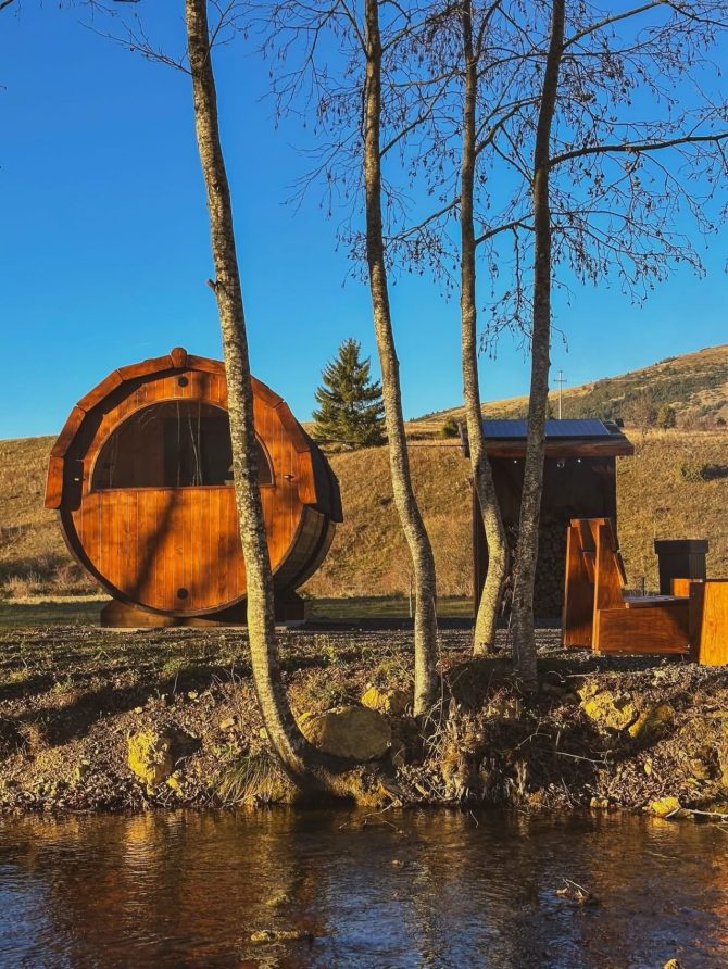 Kućica u obliku bačve iza koje stoje lokalni majstori istražuje logiku života s manje prostora