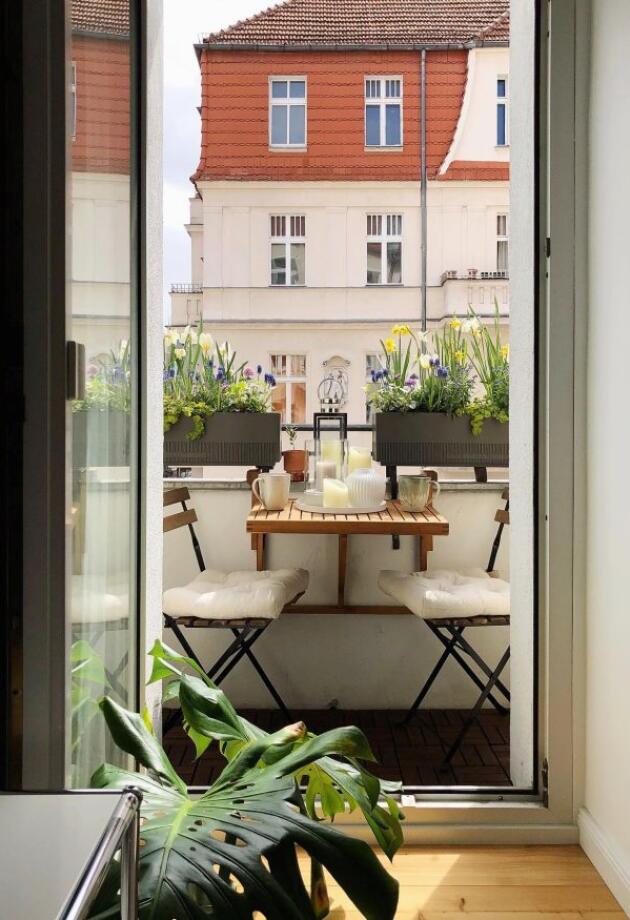 U IKEA kolekciji za balkone pronašli smo stolić koji ne krade pod i oslobađa vam prostor