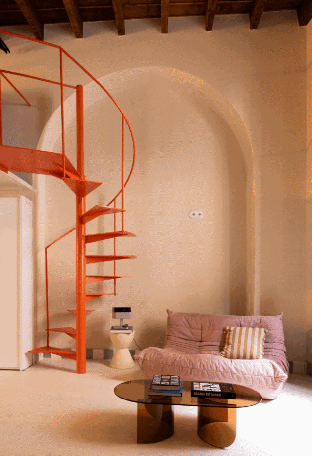 DESIGN.inspo | Stan sa mezaninom u Milanu pokazuje kako kreativci uređuju vlastiti dom bez sigurnih izbora