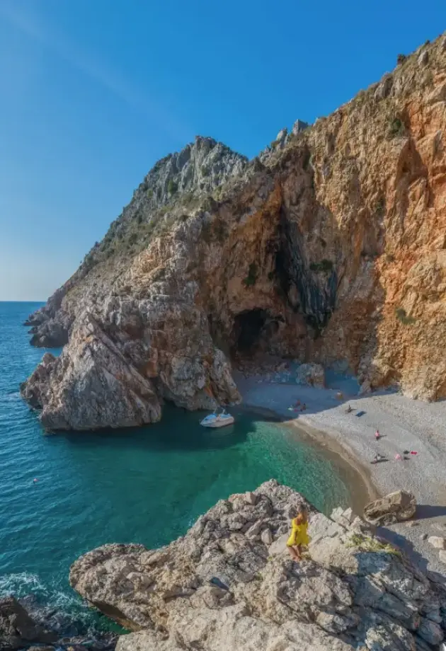 Skrivena, očaravajuća i gotovo nedostupna – plaža u Crnoj Gori o kojoj svi šapuću!