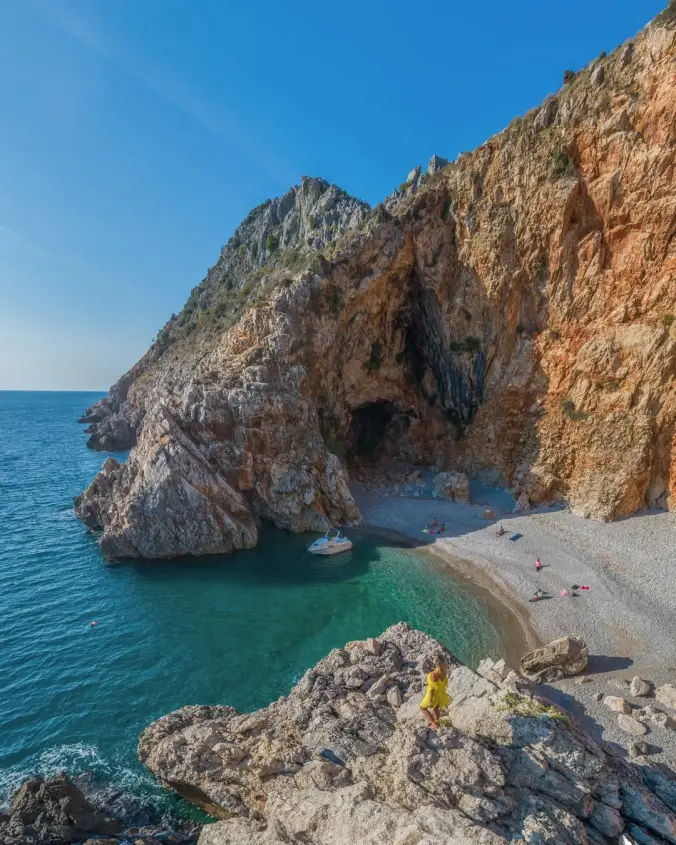 Skrivena, očaravajuća i gotovo nedostupna – plaža u Crnoj Gori o kojoj svi šapuću!