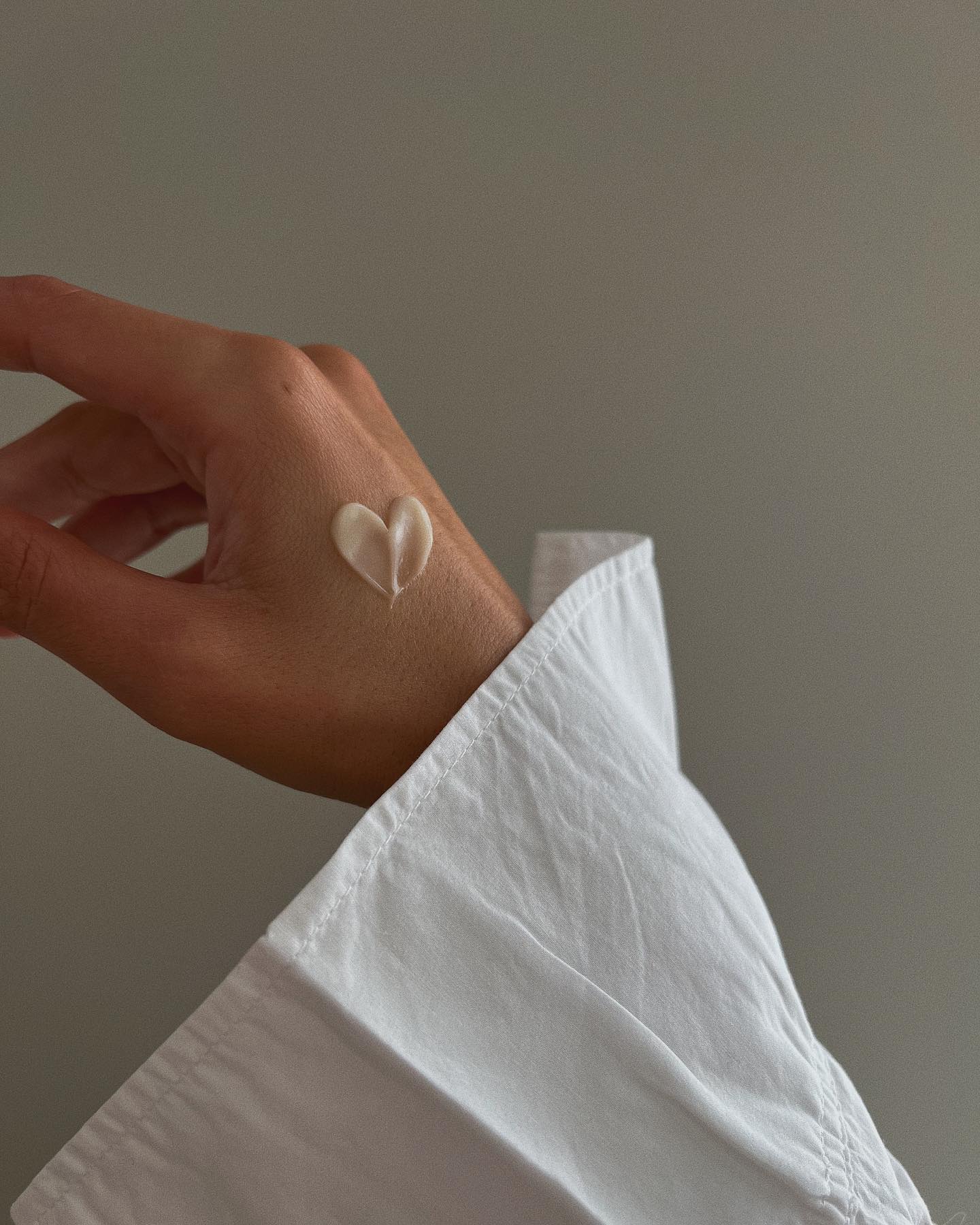 Ako tražiš kremu za ruke koja je hidratantna, ali nemasna, ove dvije iz dm-a mogu biti rješenje.