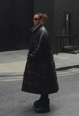 Crne duge pernate jakne koje zaslužuju pažnju, a jedna je na sniženju koje se isplati uloviti.