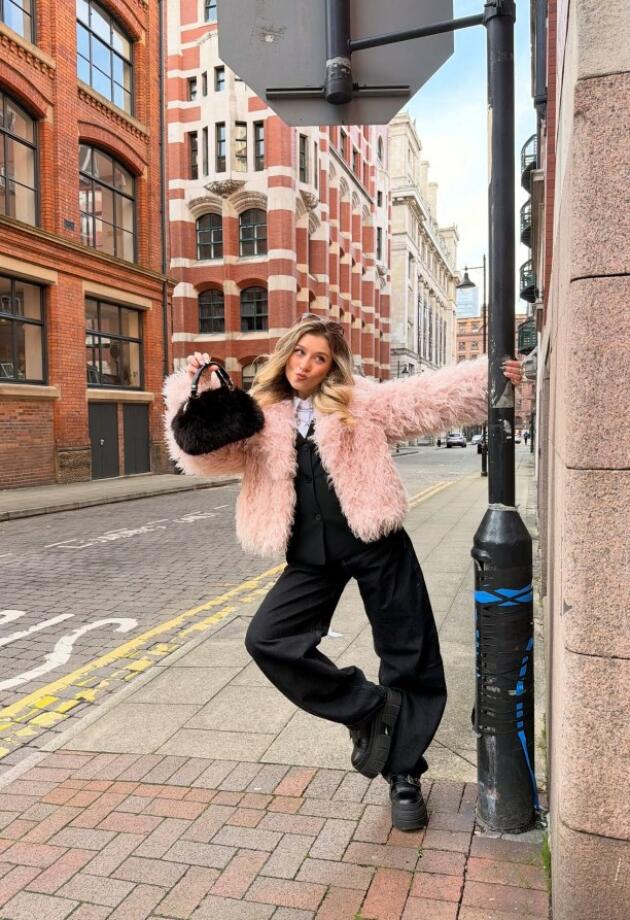 Roza Bershka bundica koja je zaludila Instagram sada je komad bez kojeg zima ne prolazi.