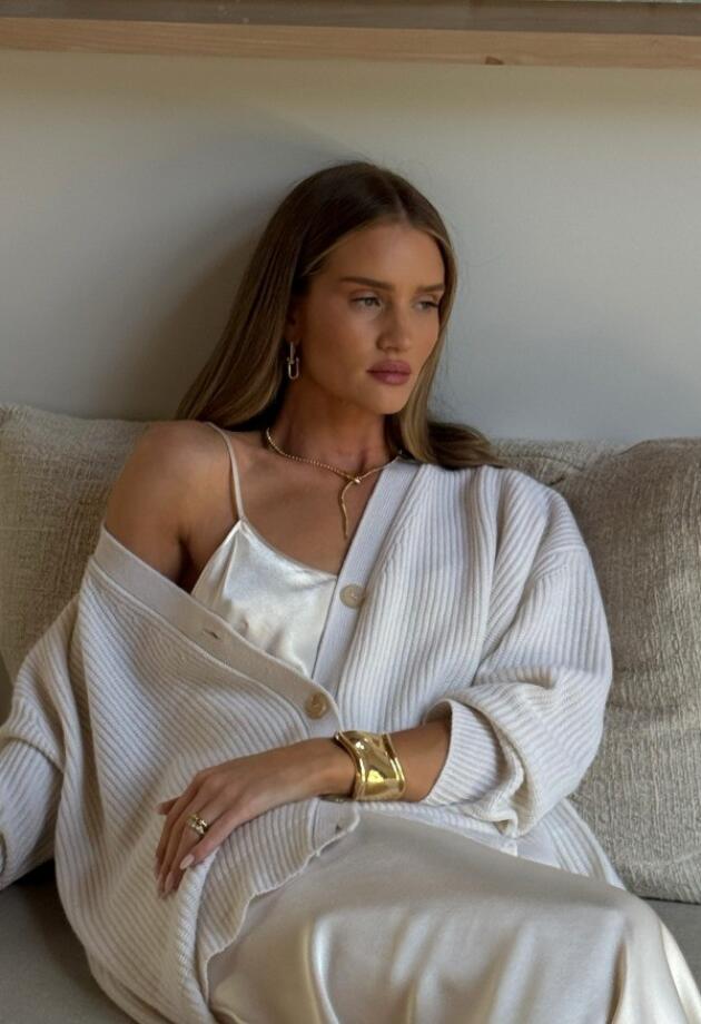 Spoj luksuza i udobnosti: Kardigan i slip haljina. Kreirali smo 5 monohromatskih setova.