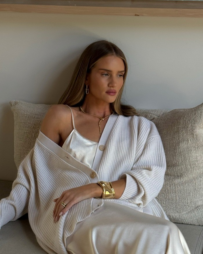 Spoj luksuza i udobnosti: Kardigan i slip haljina. Kreirali smo 5 monohromatskih setova.