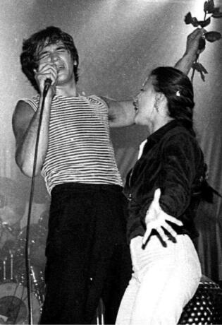 Zašto je bio i ostao frajer! Prepoznajete li ovog domaćeg pjevača po kombinacijama iz 70-ih?