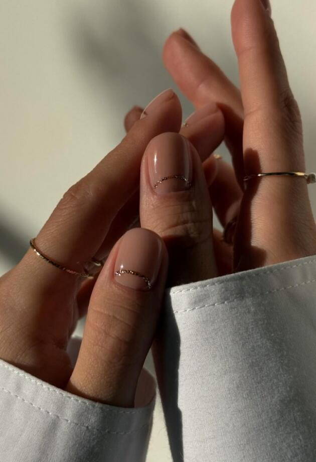 Tražite ideju za urednu i elegantnu manikuru? Donosimo ideje u nude tonovima sa zlatnim detaljima.
