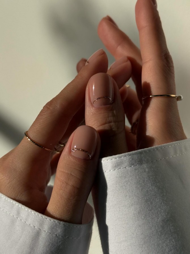 Tražite ideju za urednu i elegantnu manikuru? Donosimo ideje u nude tonovima sa zlatnim detaljima.