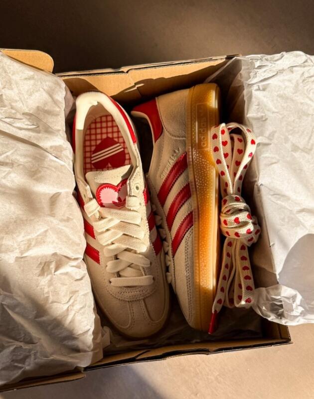 adidas je kultni Samba model pretvorio u Valentine favorit koji dolazi u limitiranoj seriji.