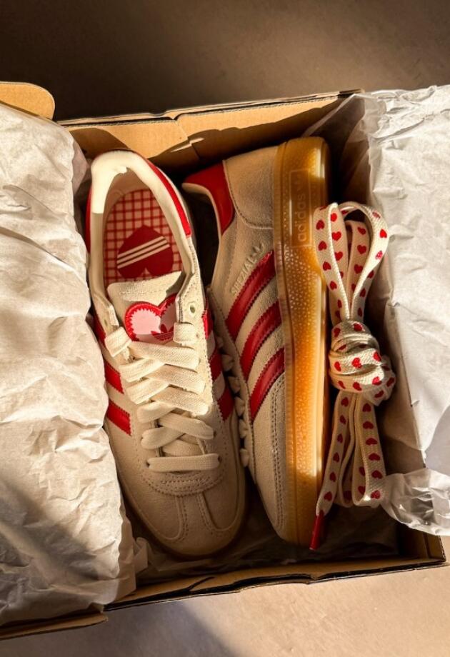 adidas je kultni Samba model pretvorio u Valentine favorit koji dolazi u limitiranoj seriji.