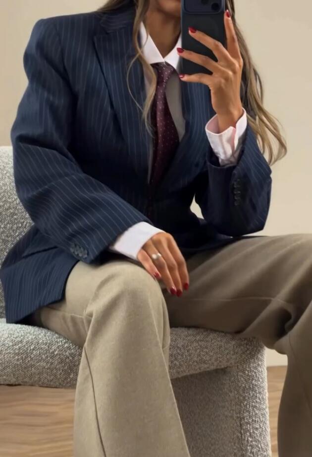 ASOS blejzer koji naglašava struk jedan je od najprodavanijih modela i dostupan je u BiH.