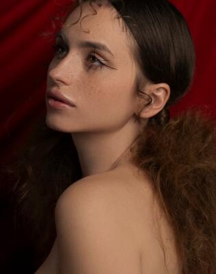 Bonjour.Editorial: Sofia Vićentijević u svijetu gdje stvarnost gubi svoje granice