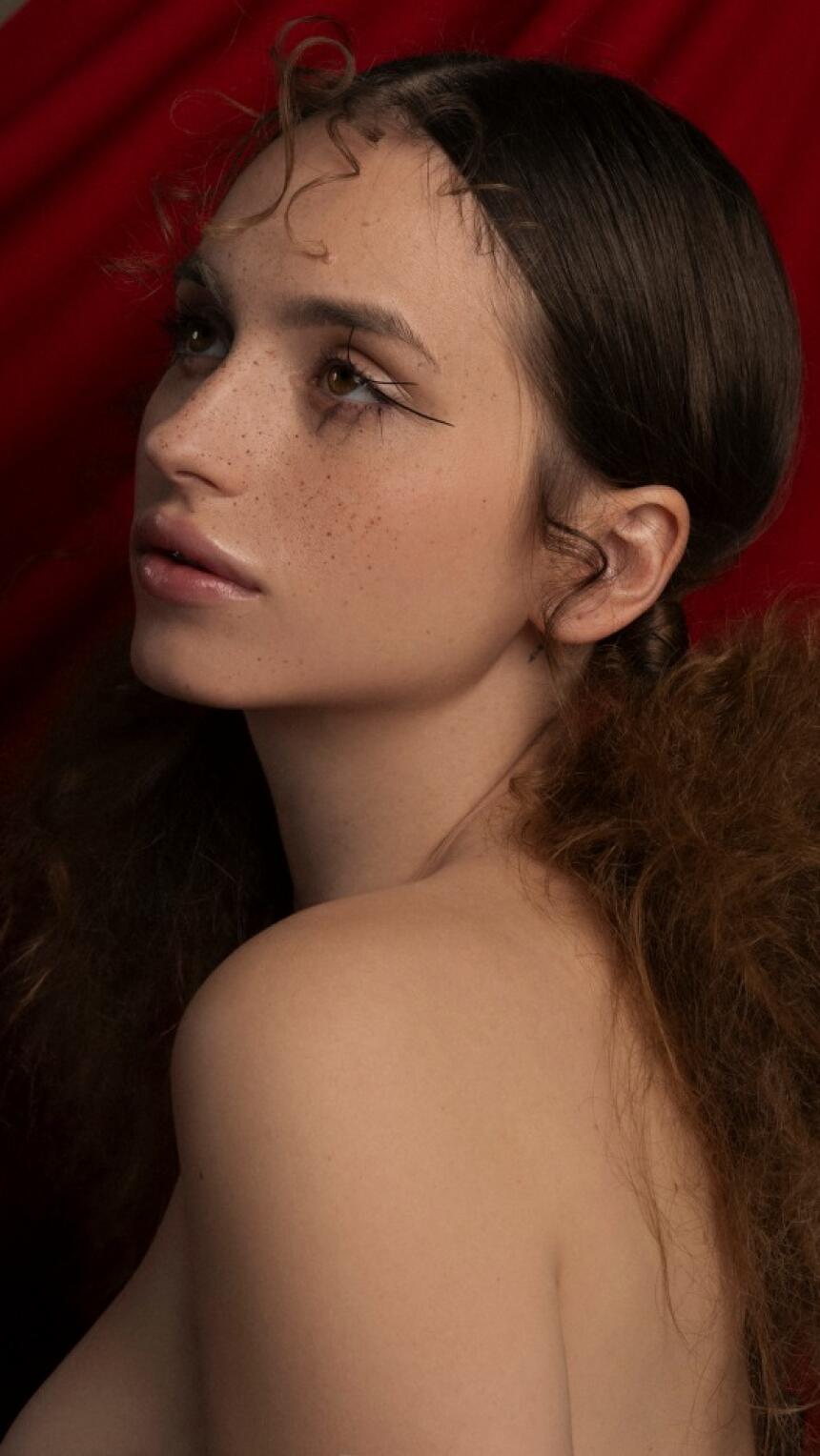 Bonjour.Editorial: Sofia Vićentijević u svijetu gdje stvarnost gubi svoje granice