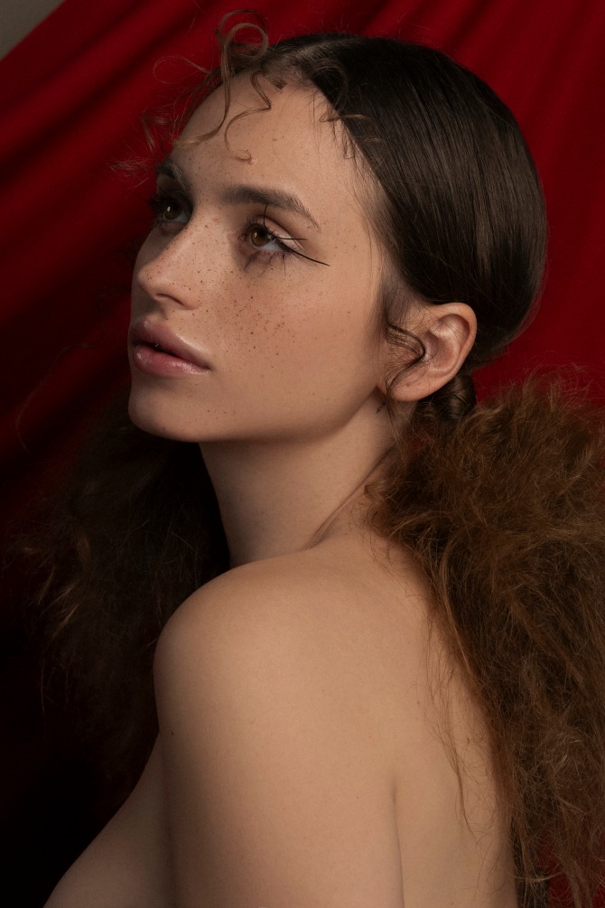 Bonjour.Editorial: Sofia Vićentijević u svijetu gdje stvarnost gubi svoje granice