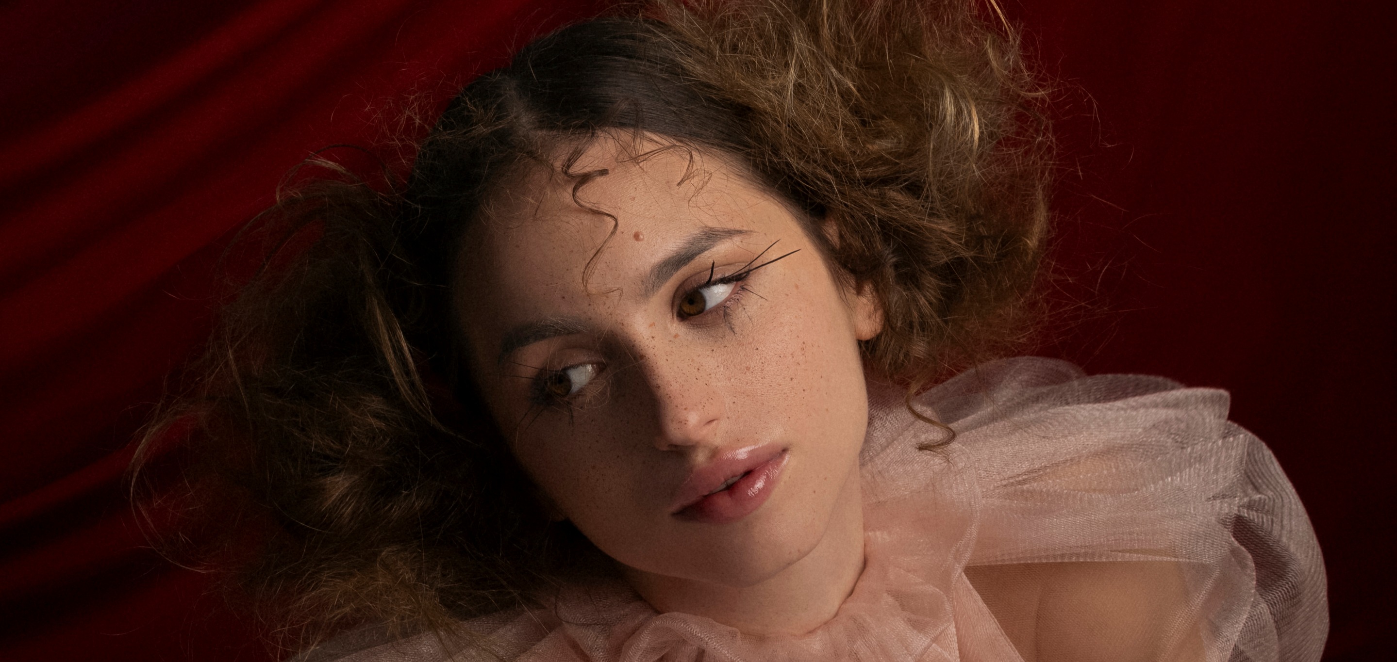 Bonjour.Editorial: Sofia Vićentijević u svijetu gdje stvarnost gubi svoje granice