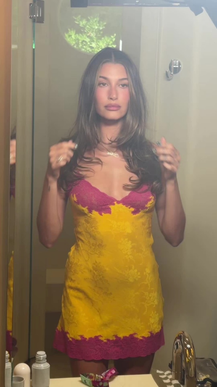 Svi žele haljinu Hailey Bieber s Coachelle, a mi želimo ovu frizuru! Please!