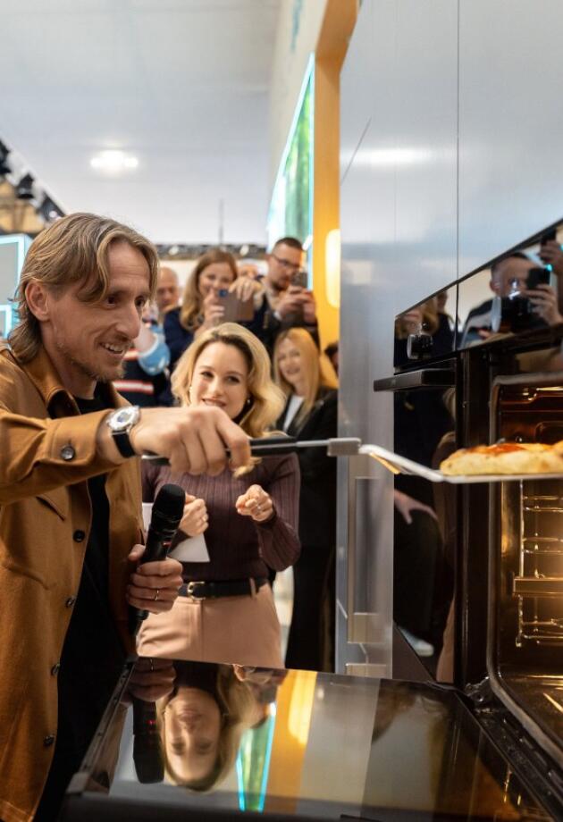 Luka Modrić na sajmu u Milanu pripremao pizzu za dvije minute i privukao svu pažnju