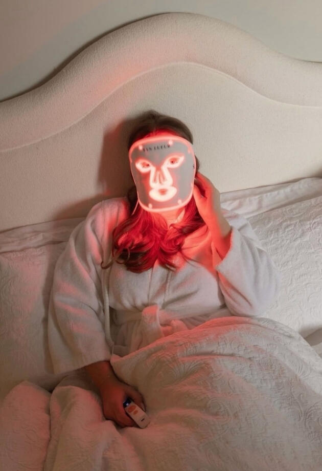 Zašto svi odjednom nose LED maske i da li vašoj koži stvarno treba jedna?